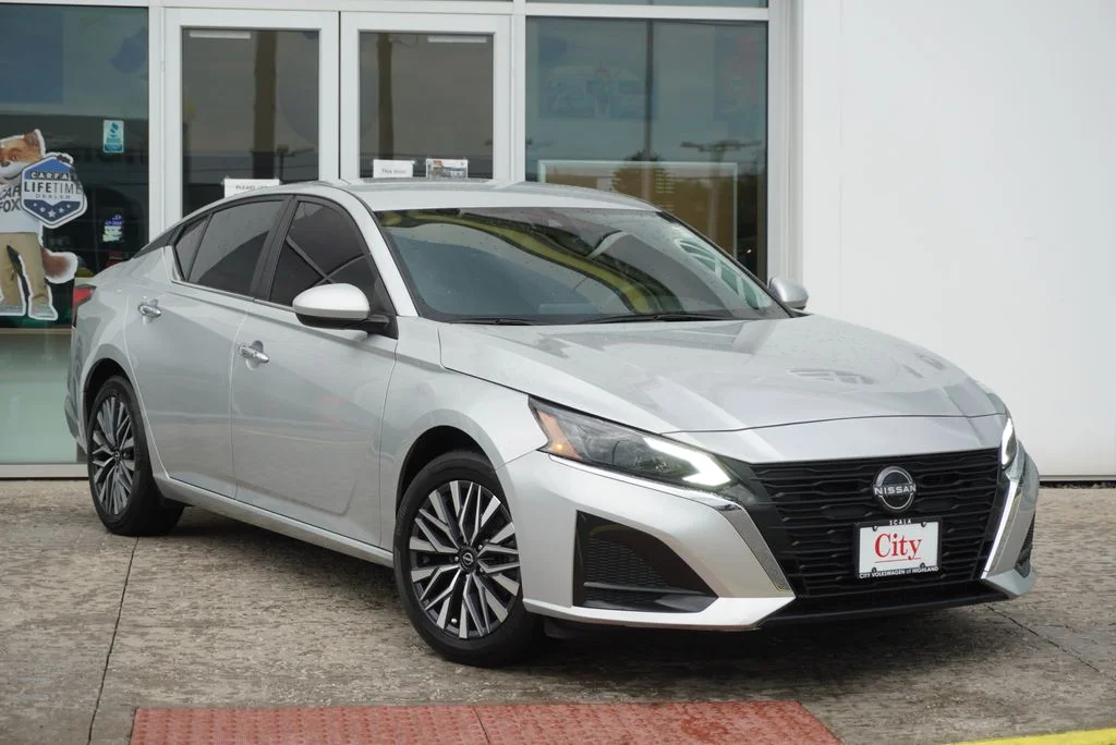 Used 2023 Silver Nissan 2.5 SV image 5