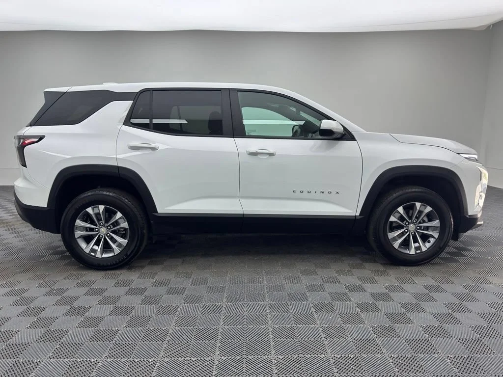 Used 2025 Summit White Chevrolet LT image 20