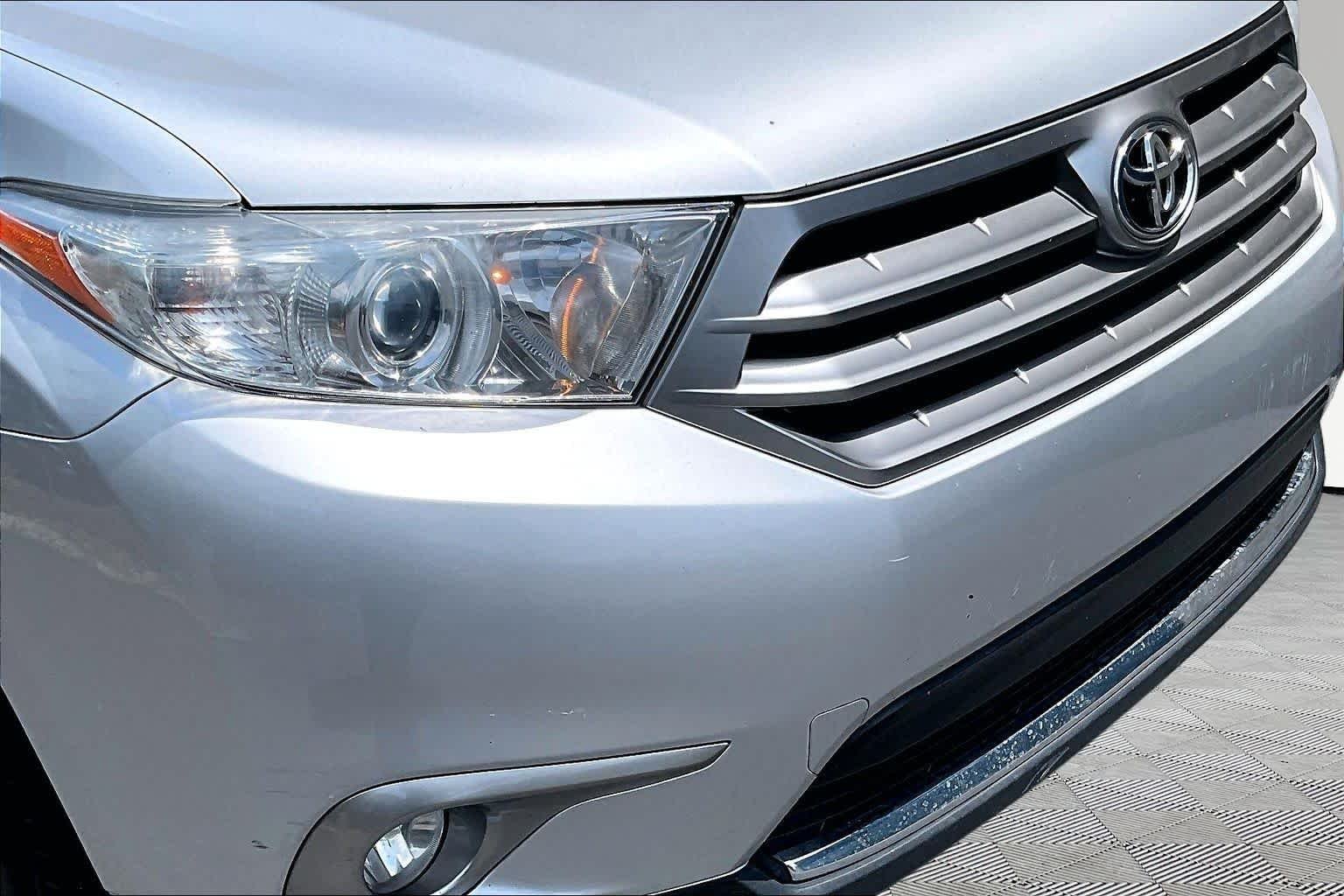Used 2013 Classic Silver Metallic Toyota SE image 30