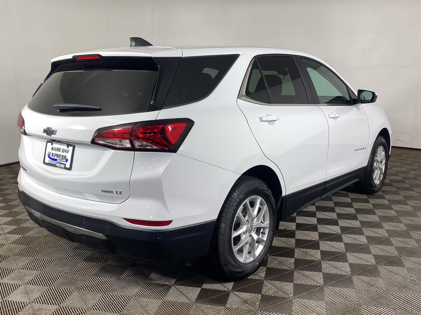Used 2024 Summit White Chevrolet LT image 5