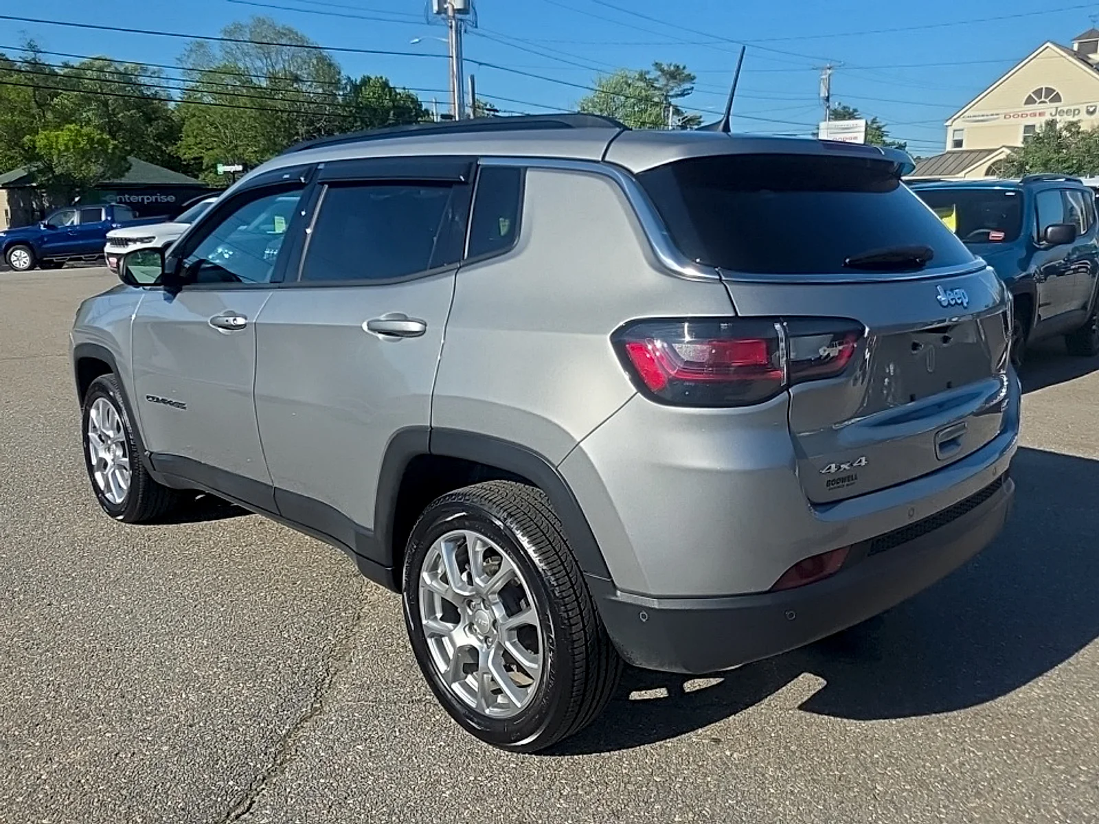 Certified Used 2023 Billet Silver Metallic Clearcoat Jeep Latitude Lux 4X4 image 3