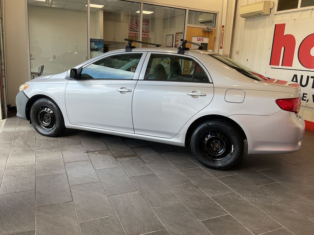 Used 2010  Toyota LE image 4