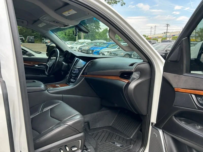 Used 2019 White Cadillac Sport Utility 4D image 22