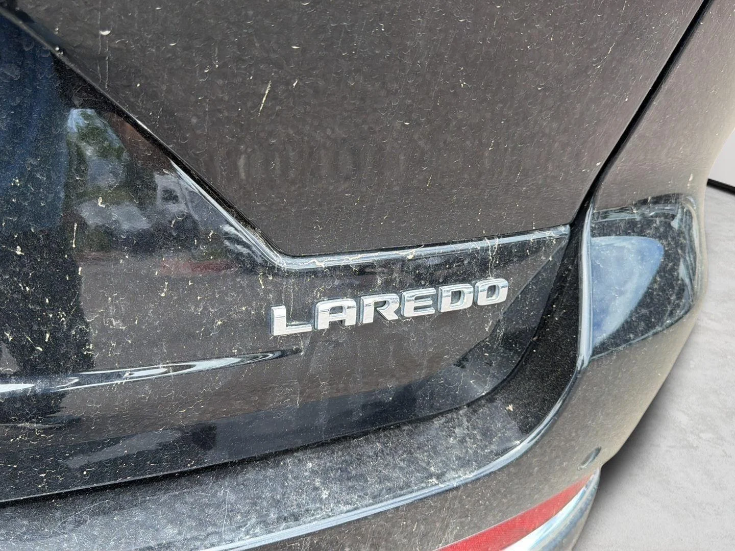 Used 2023 Diamond Black Crystal Pearlcoat Jeep Laredo image 9