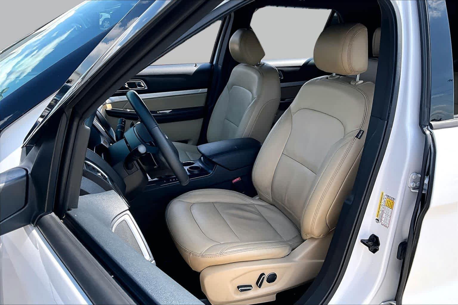 Used 2017 White Platinum Metallic Tri-Coat Ford XLT image 8
