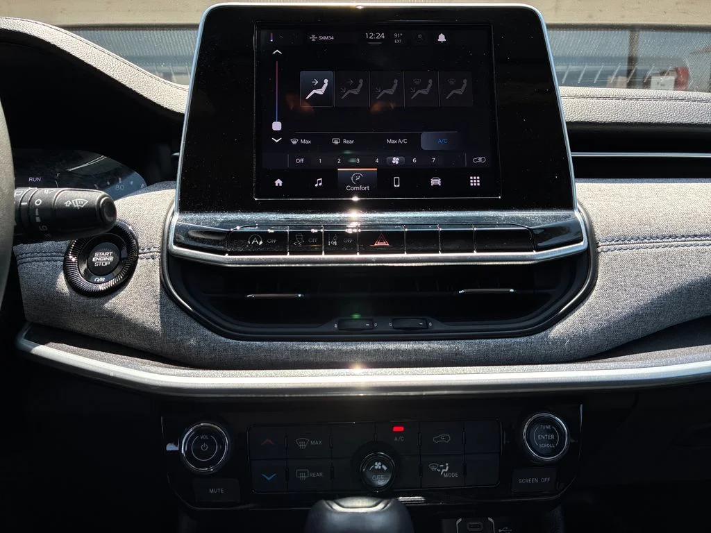 Used 2022 Gray Jeep Latitude image 19