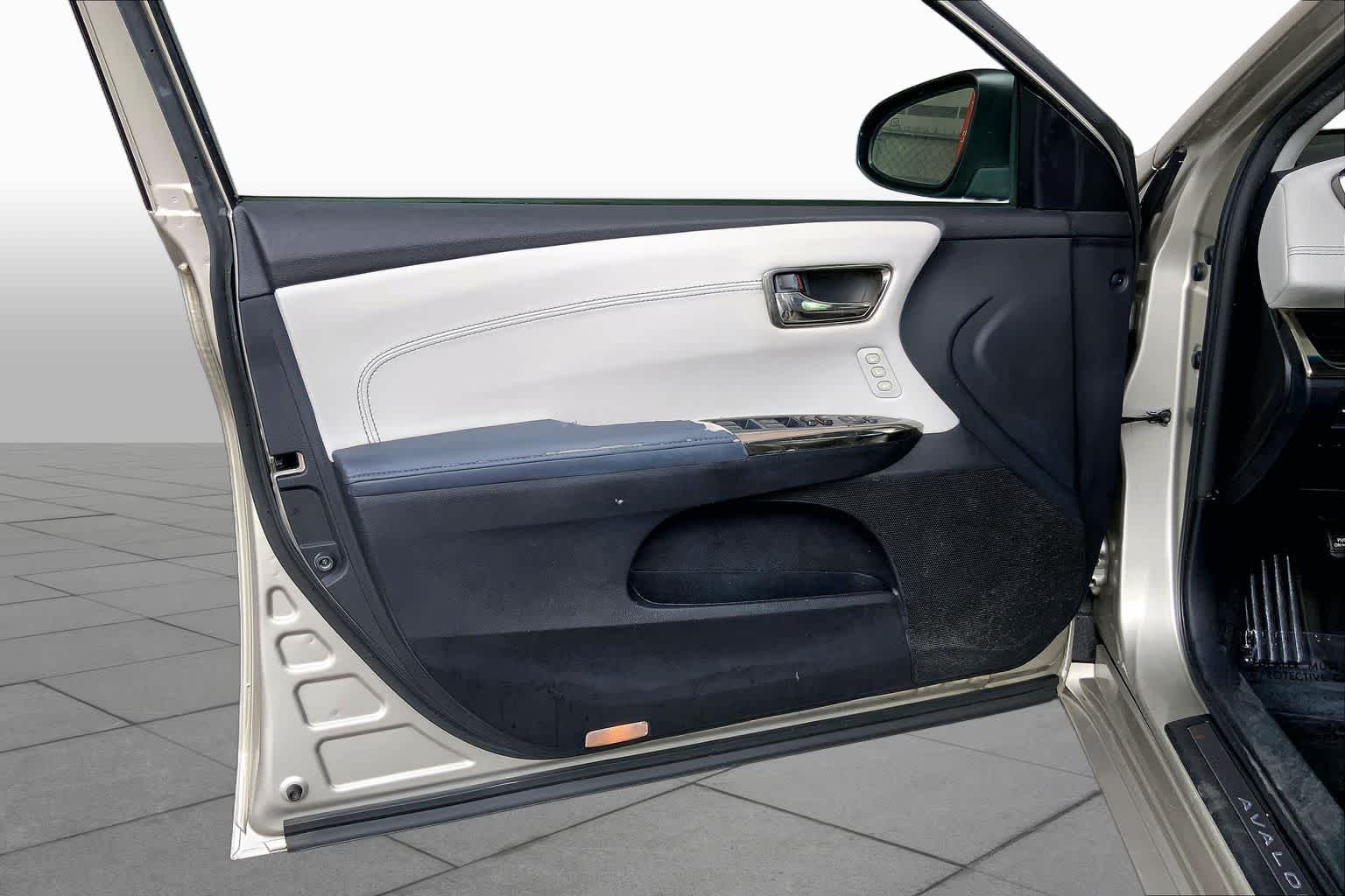 Used 2014 Creme Brulee Mica Toyota XLE image 22