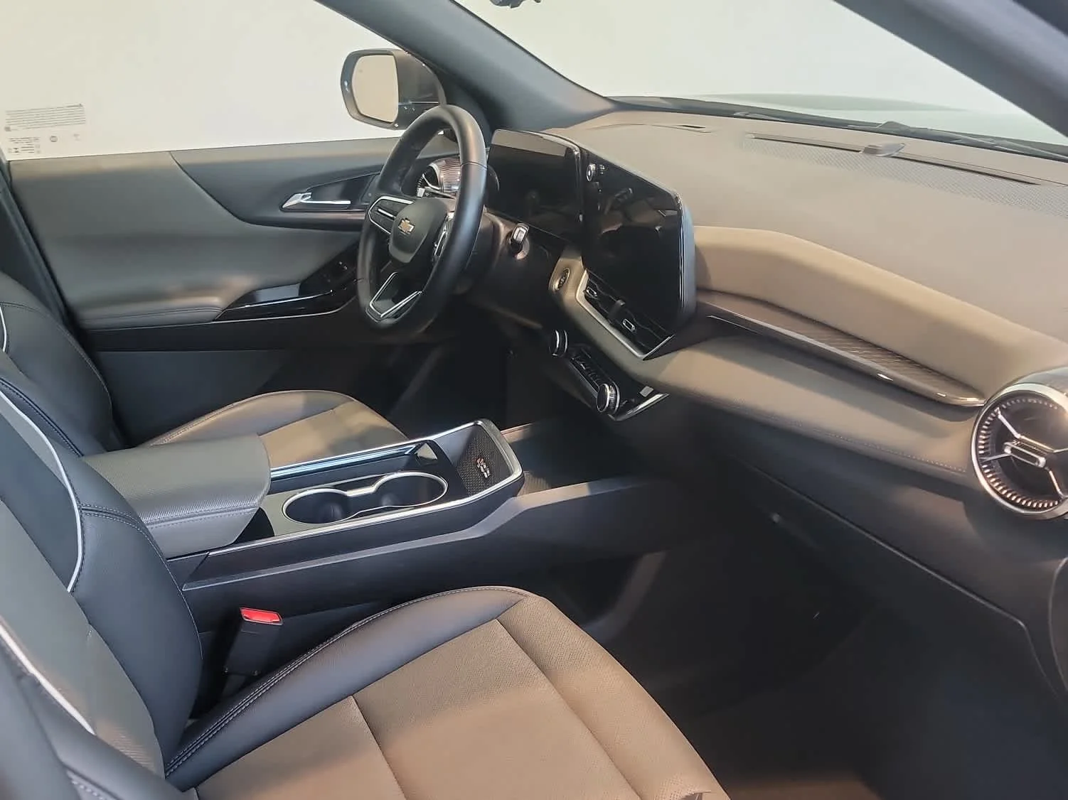 Used 2025 Mosaic Black Metallic Chevrolet LT image 16