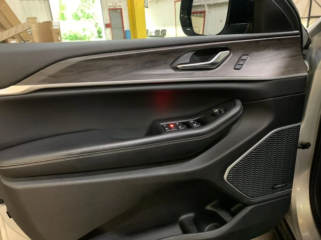 Used 2022 Silver Jeep 4xe image 12