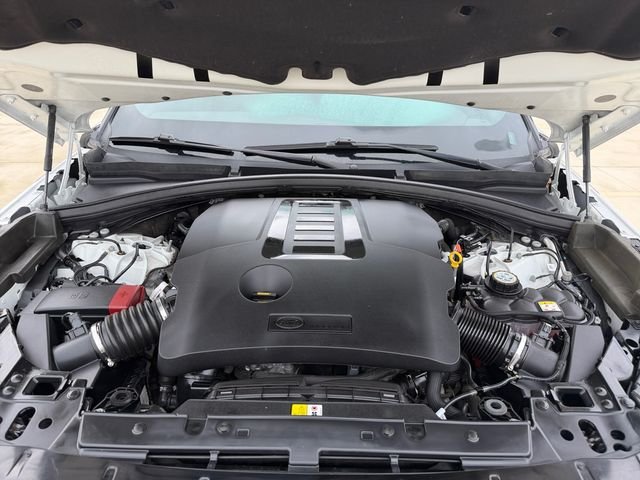 Used 2023 White Land Rover R-Dynamic S MHEV image 19