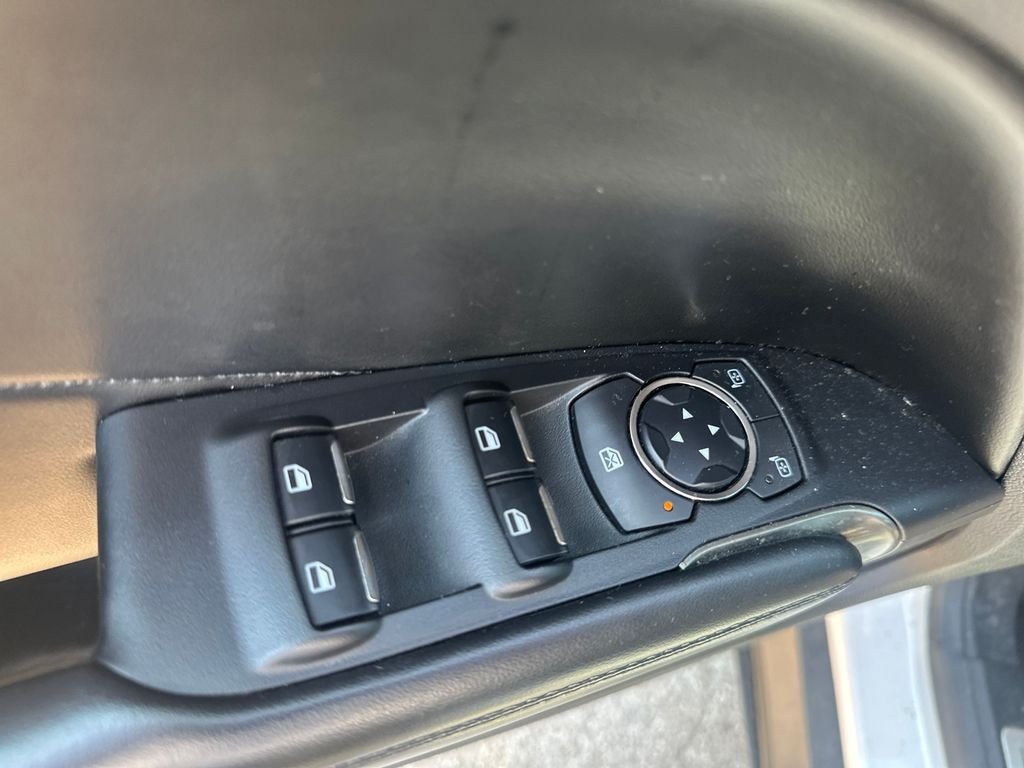 Used 2016 White Lincoln Premiere image 13