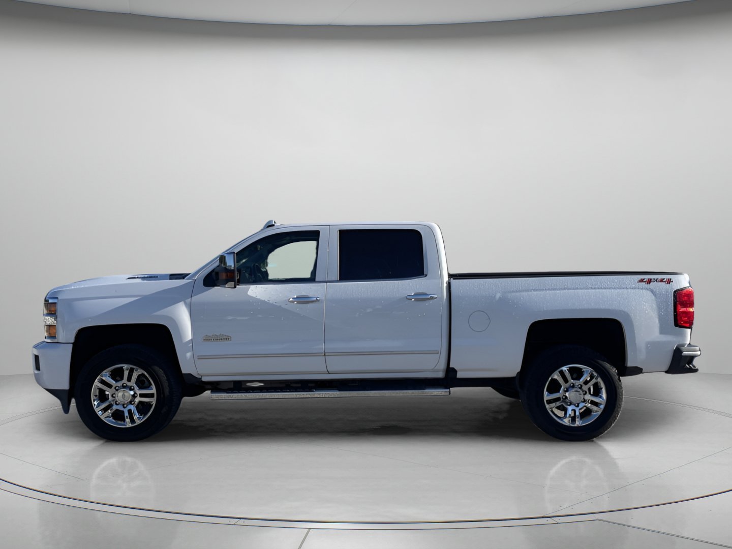 Used 2019 Summit White Chevrolet High Country image 2