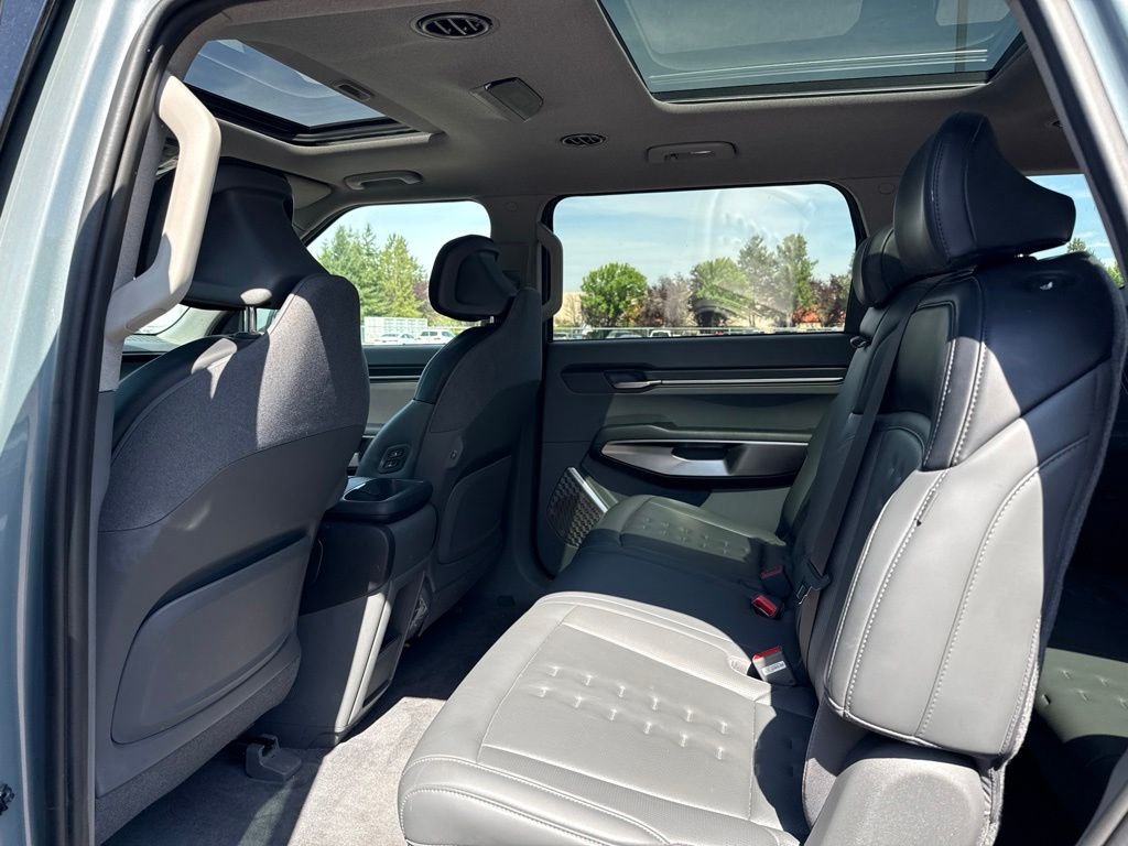 Used 2024 Iceberg Green Kia Wind image 19