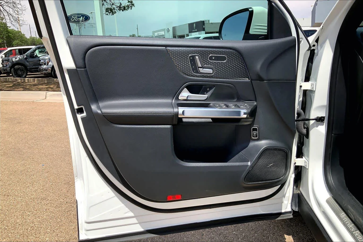 Used 2025 Polar White Mercedes-Benz GLB 250 image 22