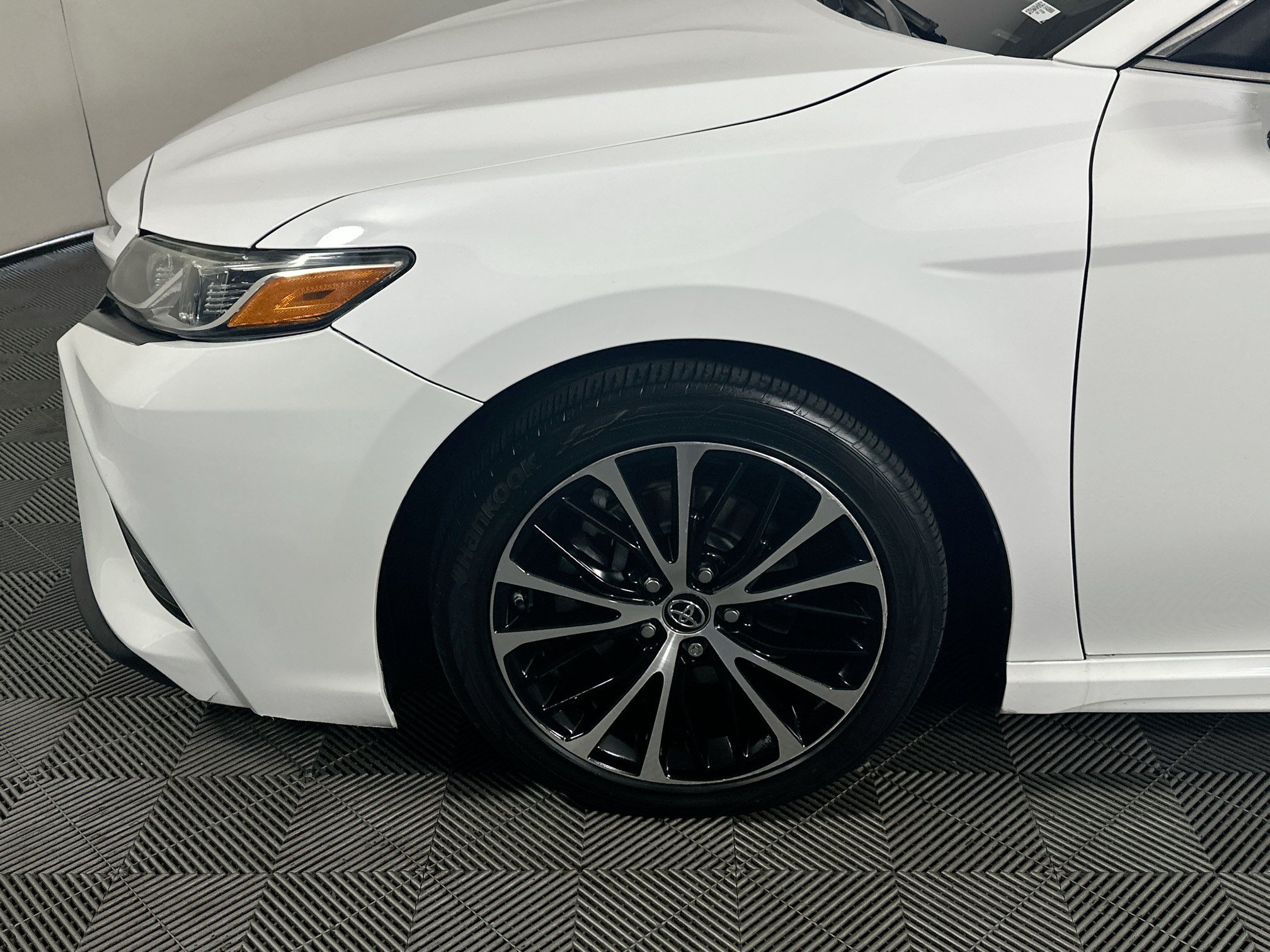Used 2018 Super White Toyota SE image 11