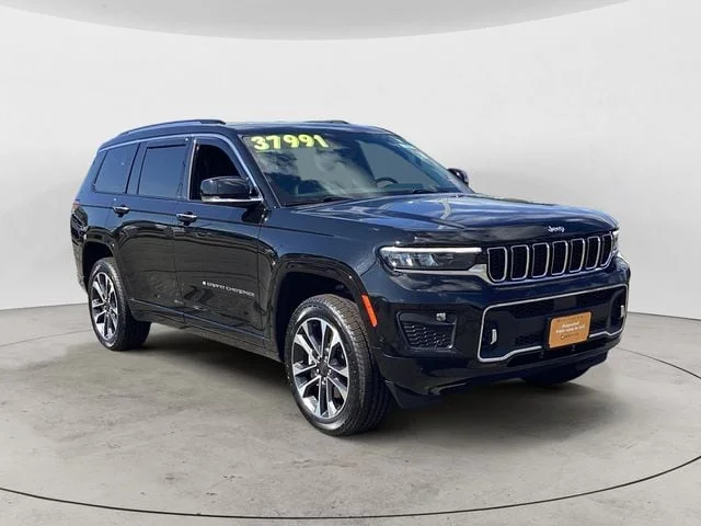 Used 2023 Diamond Black Jeep Overland image 7
