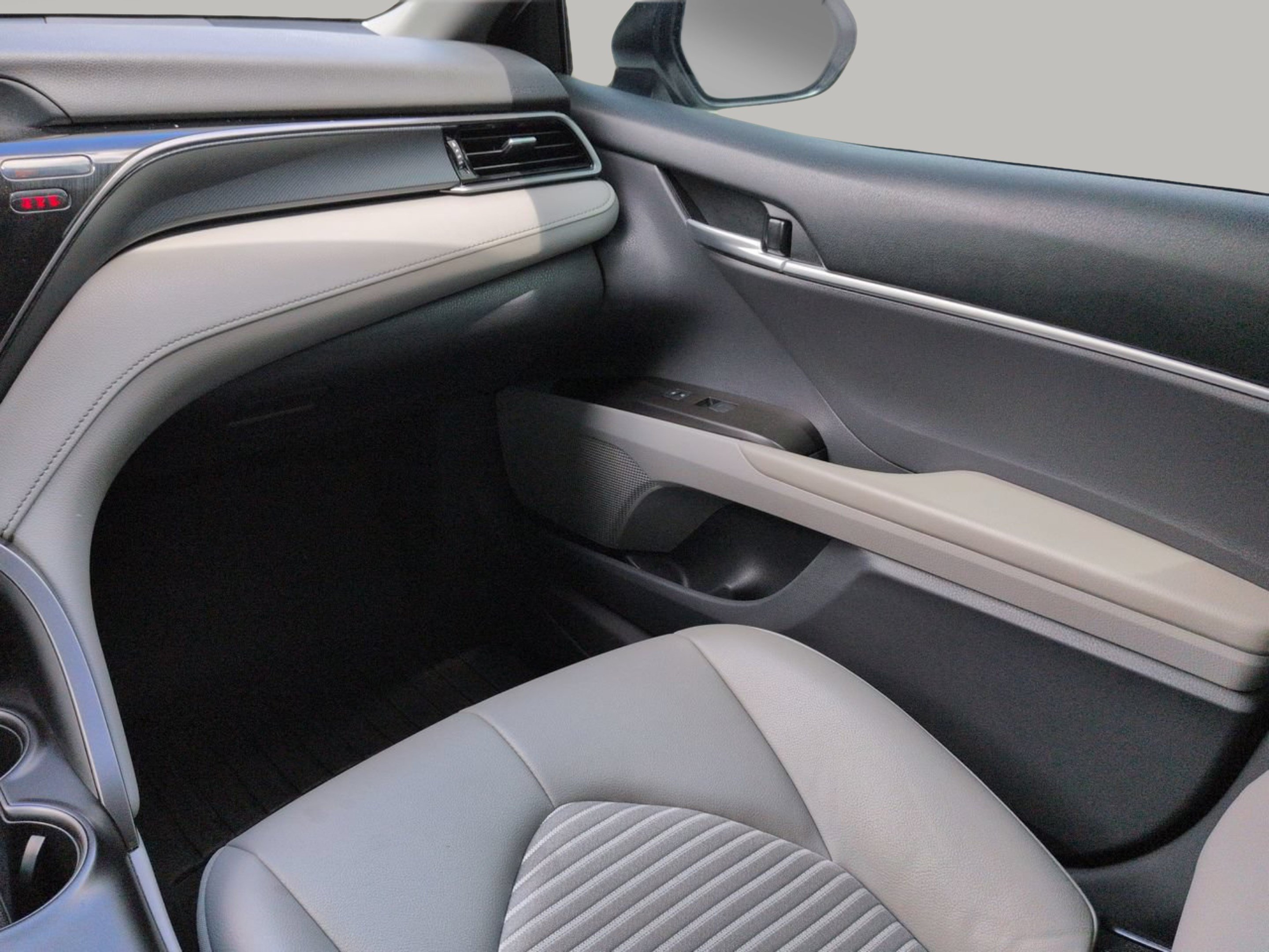 Used 2024 Ice Toyota SE image 19