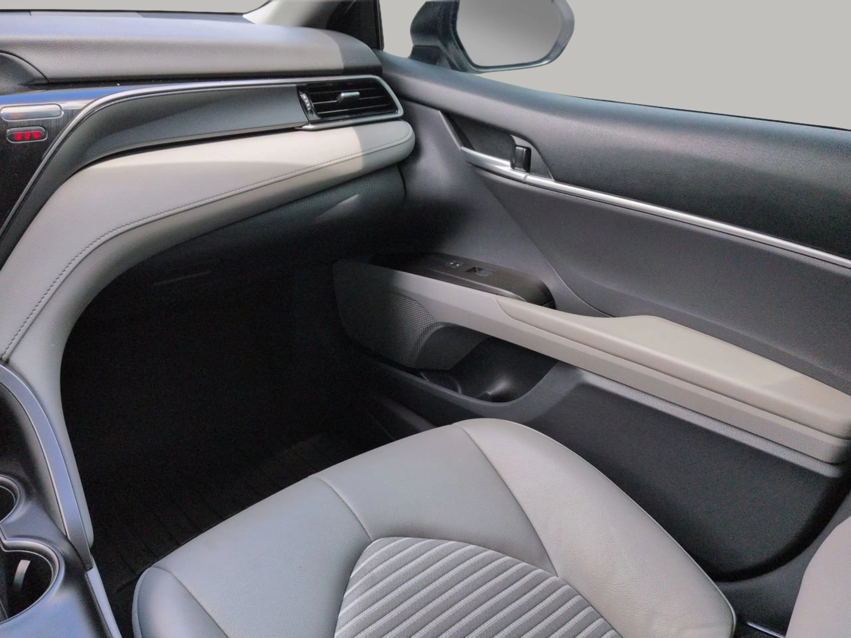 Used 2024 Ice Toyota SE image 19
