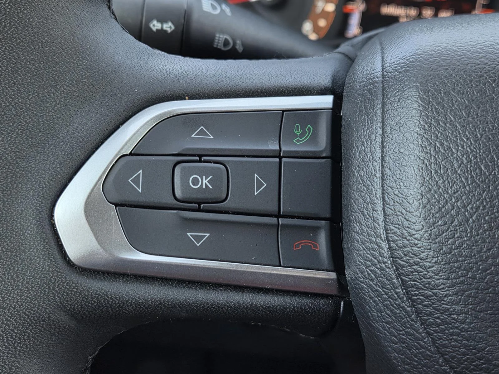 Used 2025 White/off-white Jeep Latitude 4x4 image 21