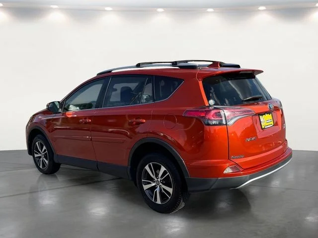 Used 2016 Red Toyota XLE image 4