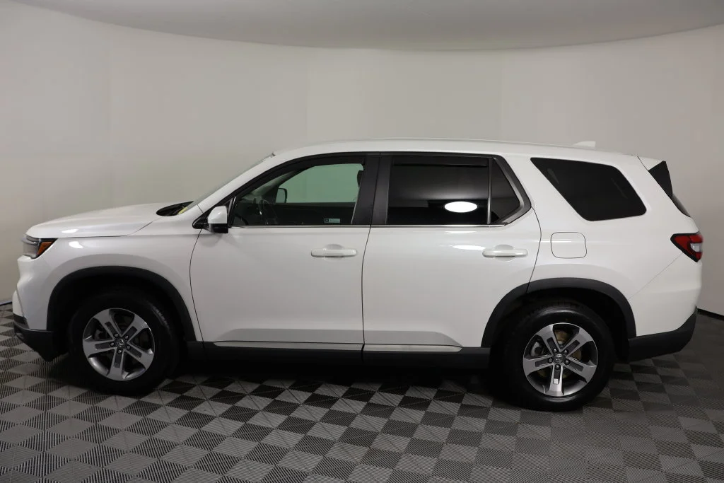 Used 2023 Platinum White Pearl Honda EX-L image 5