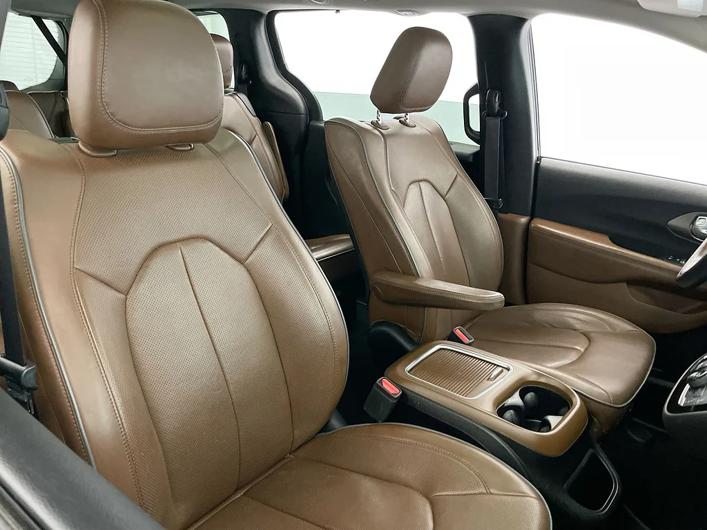 Used 2019 Brilliant Black Crystal Pearl Coat Chrysler Limited image 28