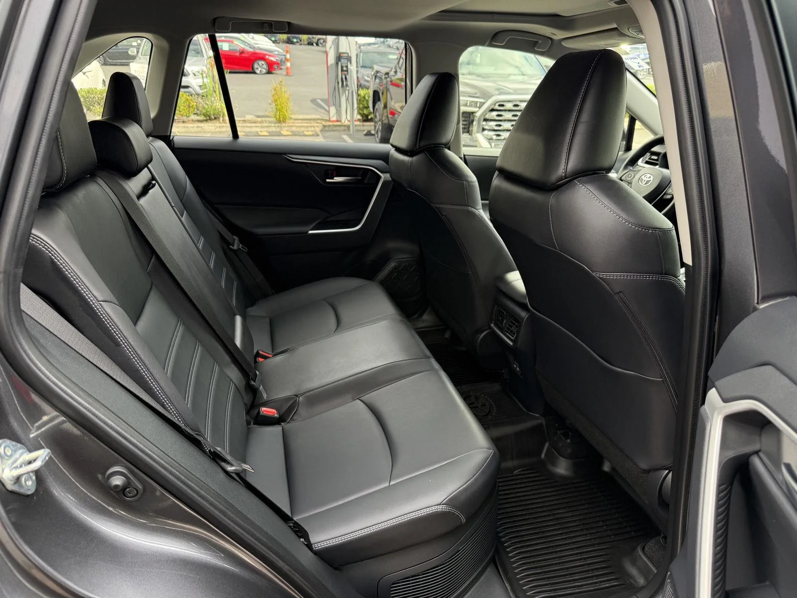 Used 2025 Magnetic Gray Metallic Toyota Hybrid XLE Premium image 21