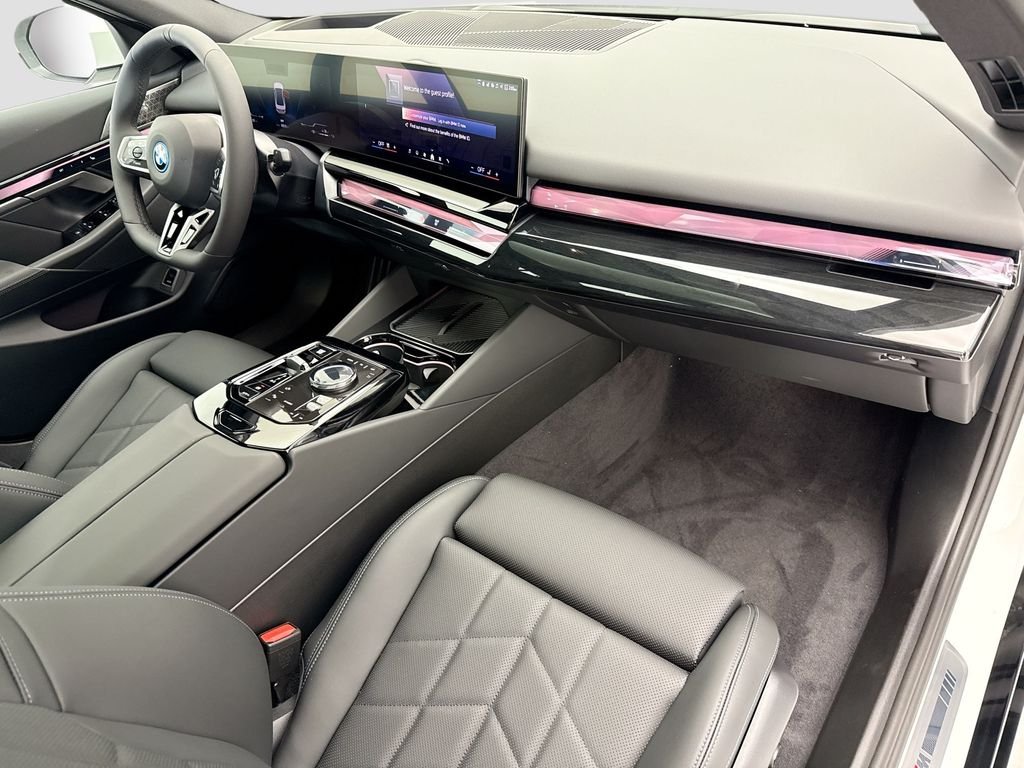 New 2027 White Metallic BMW 550e xDrive image 16