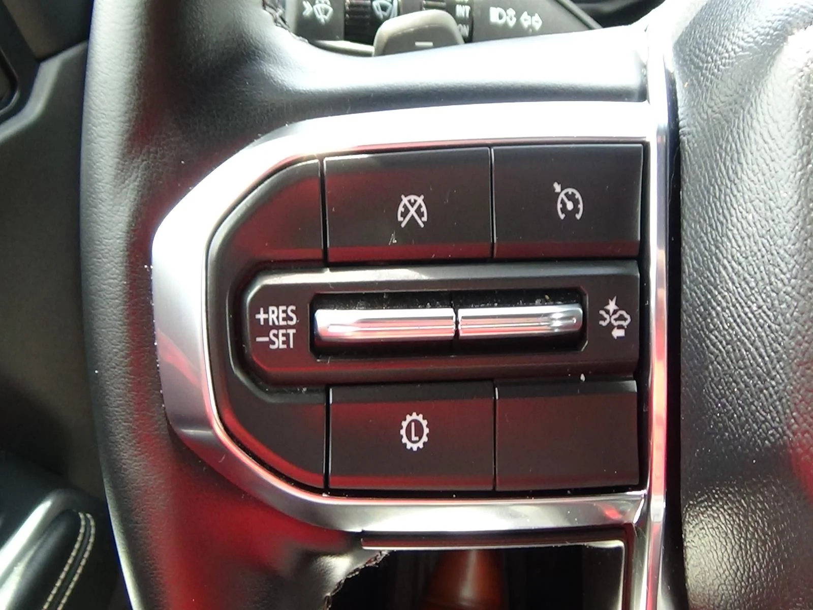 Used 2025 Summit White (gaz) GMC Elevation image 22