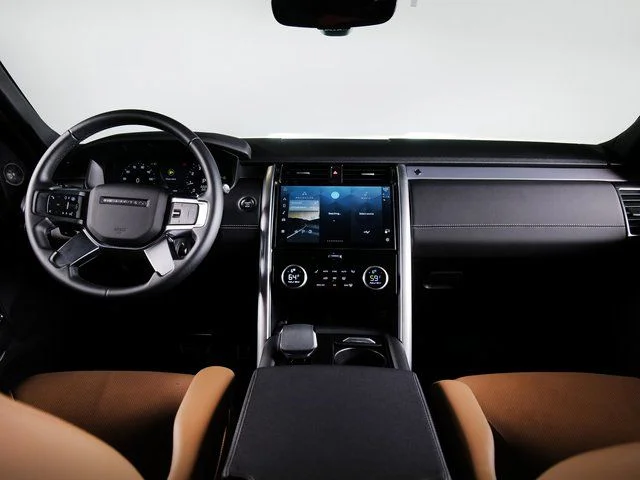 Certified Used 2025 Black Land Rover Dynamic SE image 4