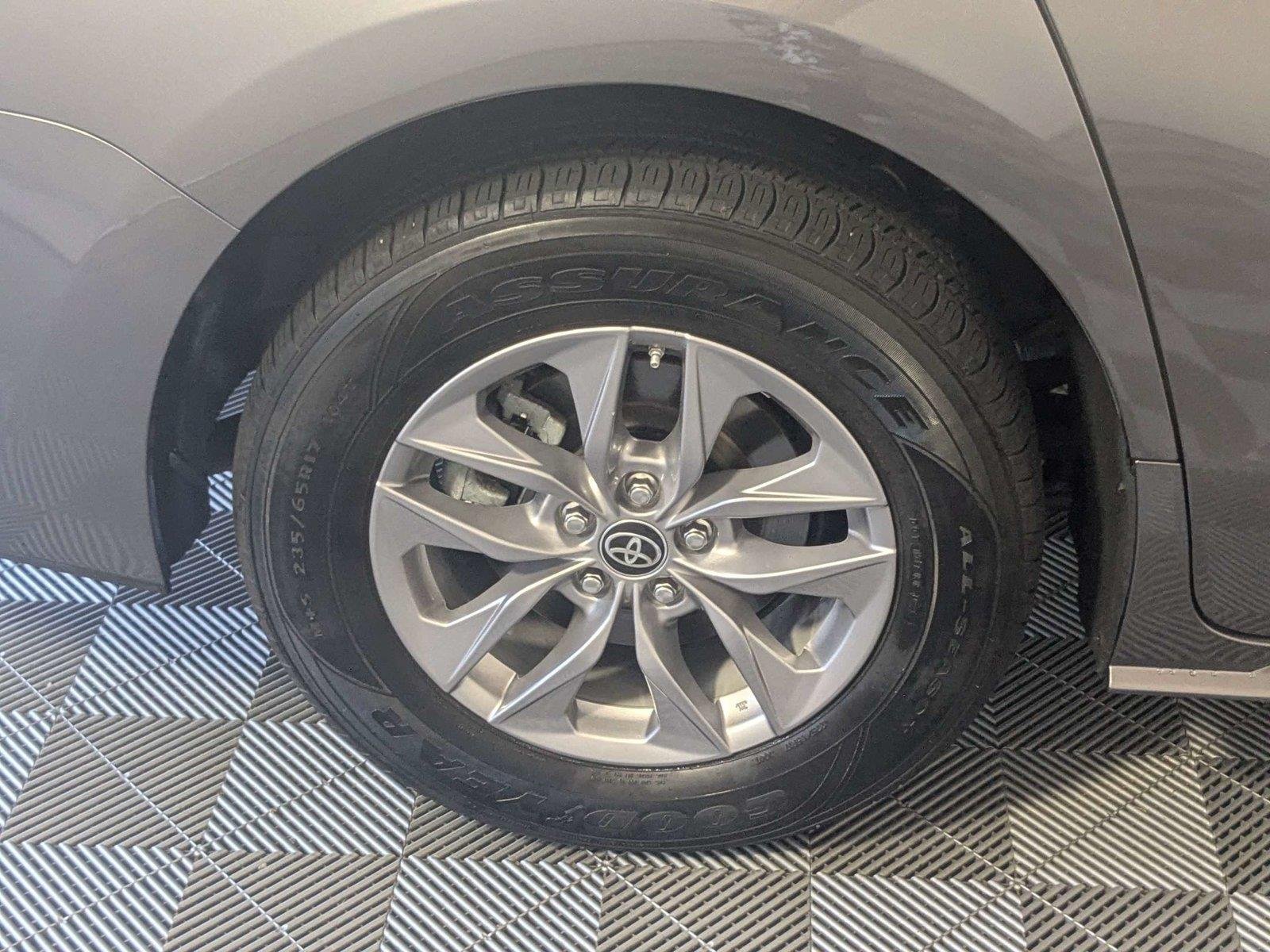 2024 Toyota Sienna XLE - Photo 11