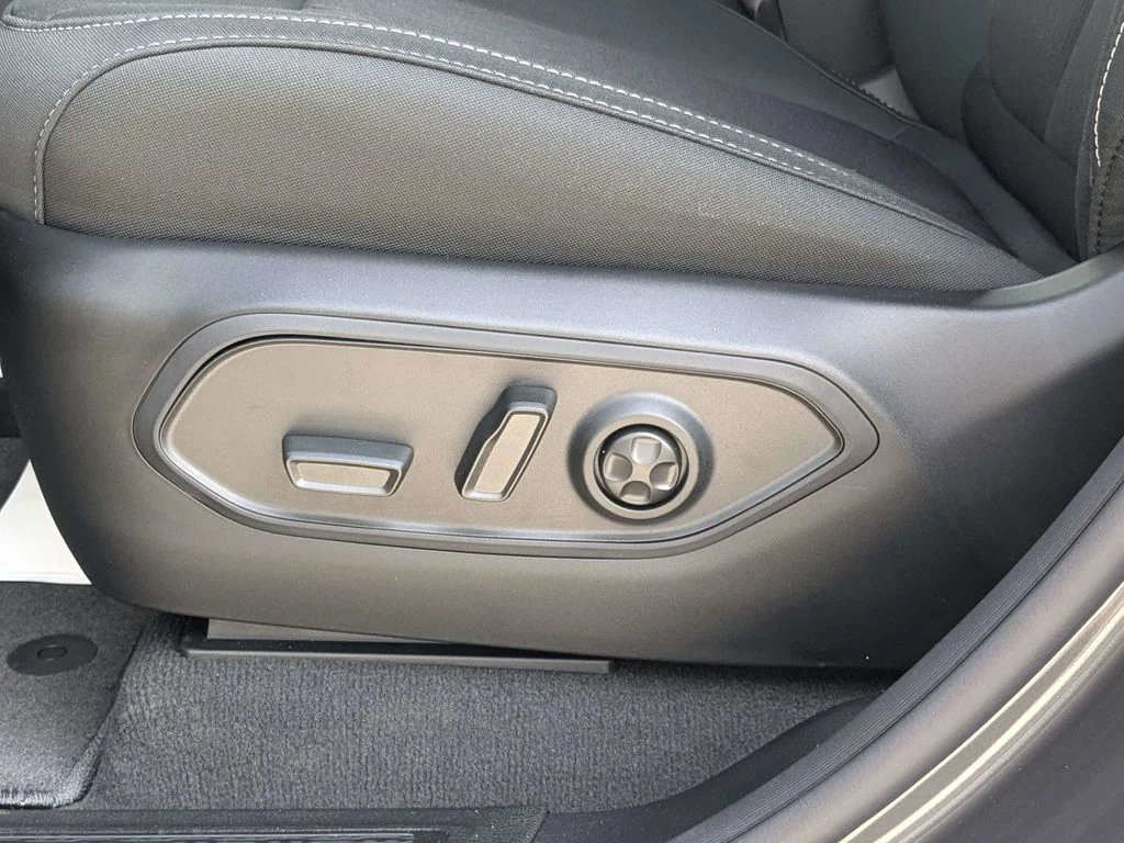 New 2026 Baltic Gray Metallic Clearcoat Jeep Laredo X image 21
