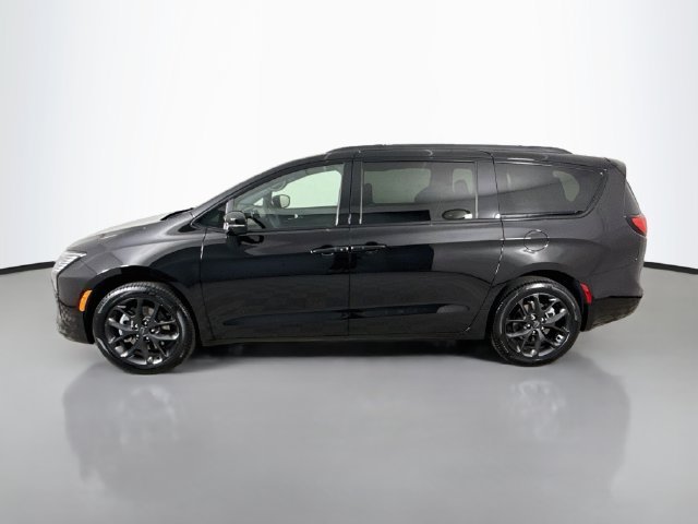 New 2027 Diamond Black Crystal Pearl-Coat Paint Chrysler Limited image 4