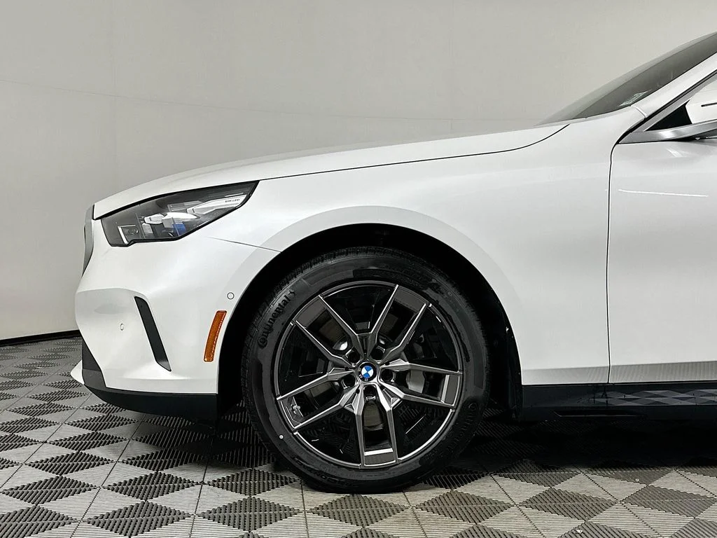 Used 2026 White Metallic BMW 530i xDrive image 9