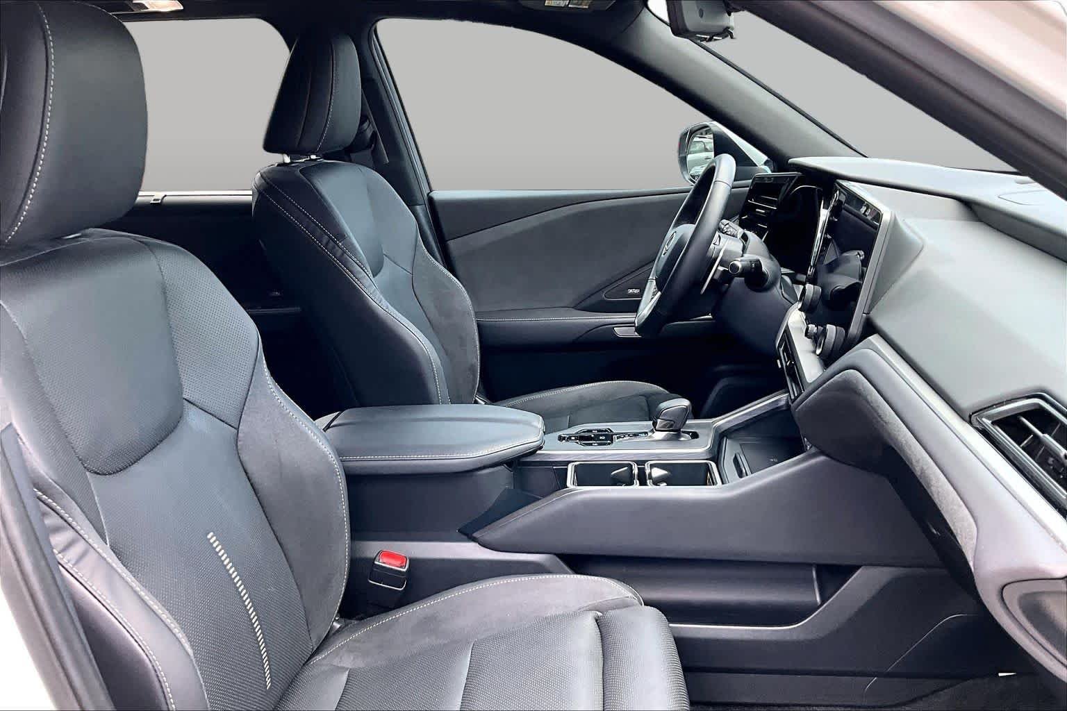 Used 2024 Wind Chill Pearl Lexus Luxury image 9