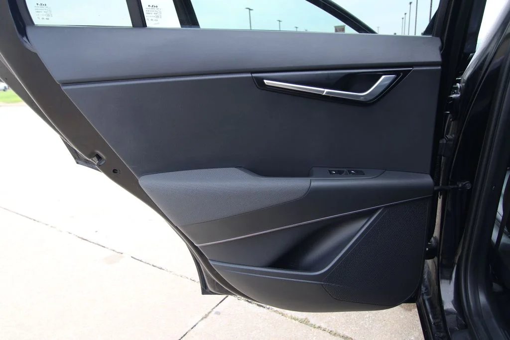 Used 2023 Black Kia Wind image 40