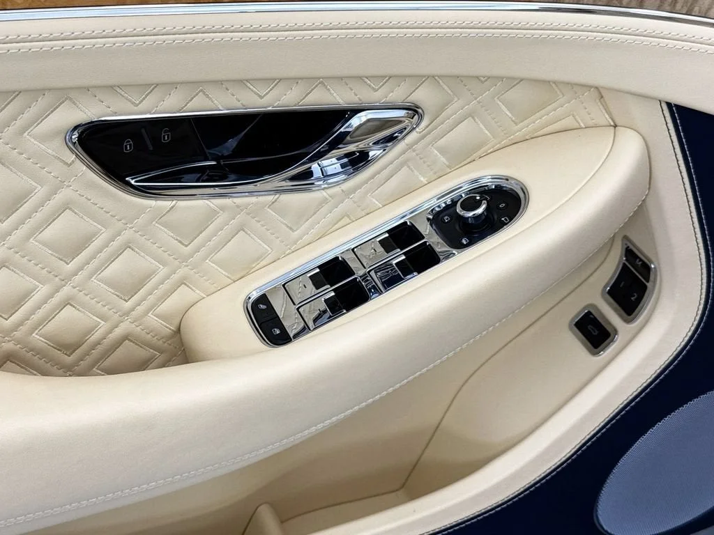 Used 2021  Bentley V8 image 29