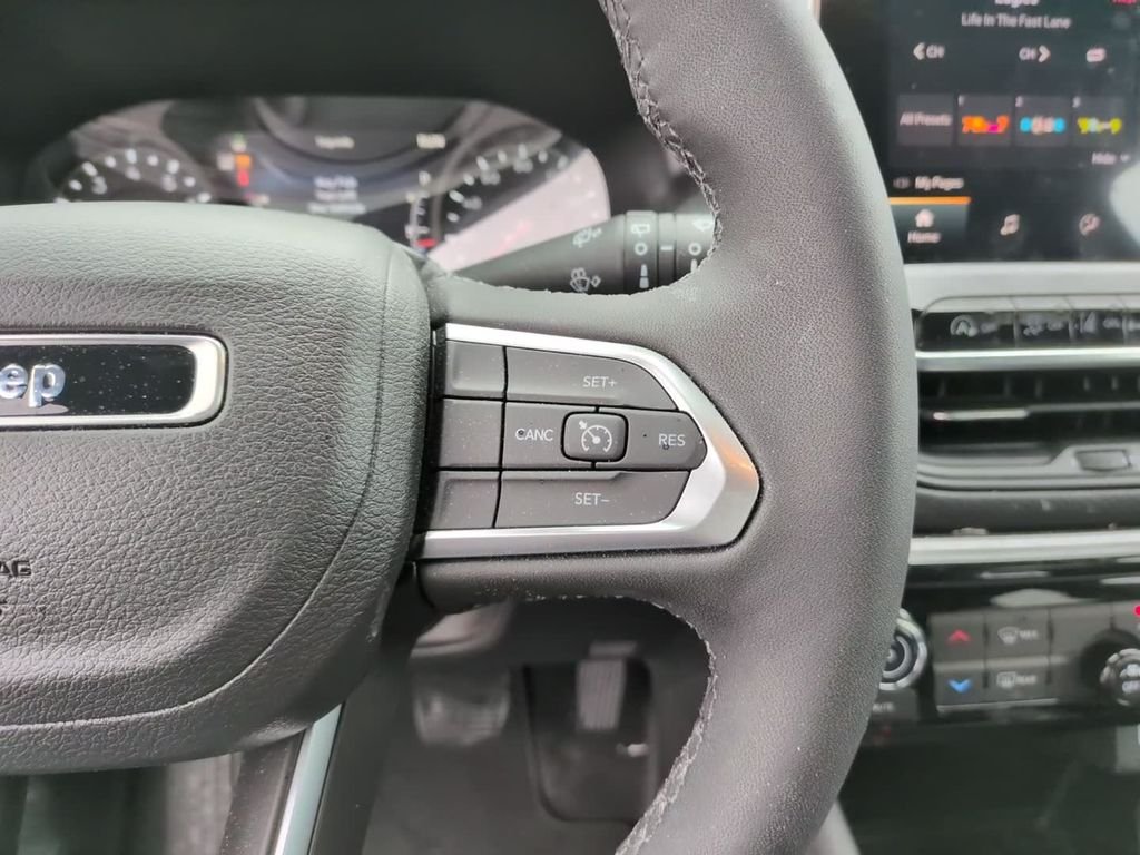 New 2026 Diamond Black Crystal Pearl-Coat Exterior Paint Jeep Latitude image 23