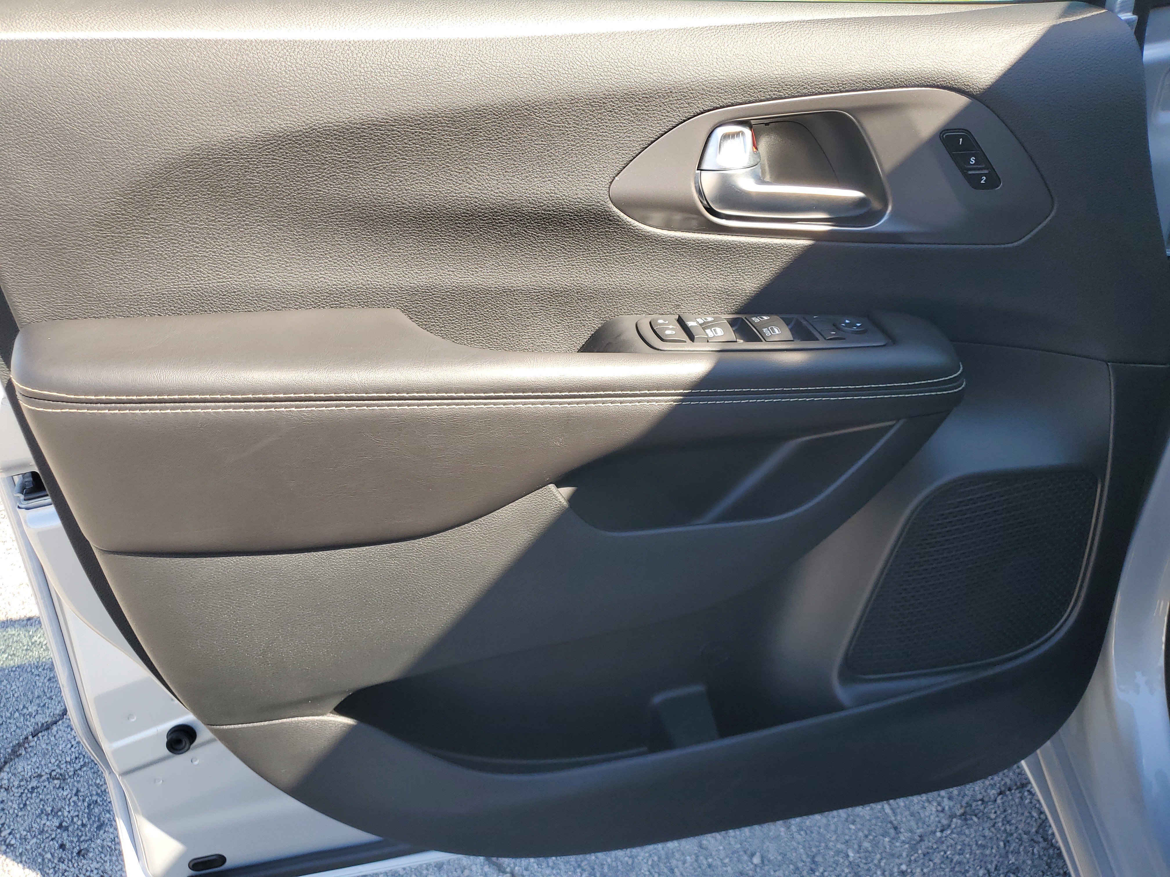 New 2026 Silver Mist Clear-Coat Exterior Paint Chrysler Select image 12