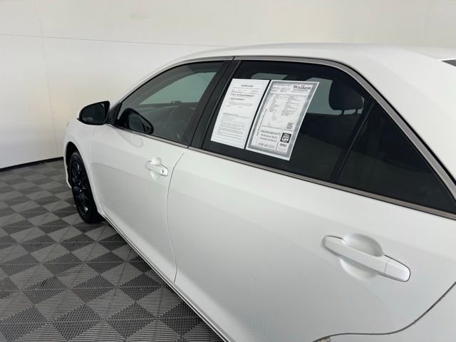 Used 2014 White Toyota LE image 10