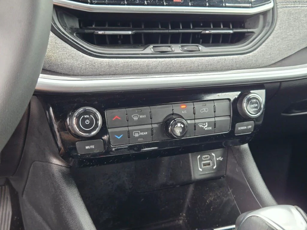 Used 2023 Black Jeep Latitude image 28