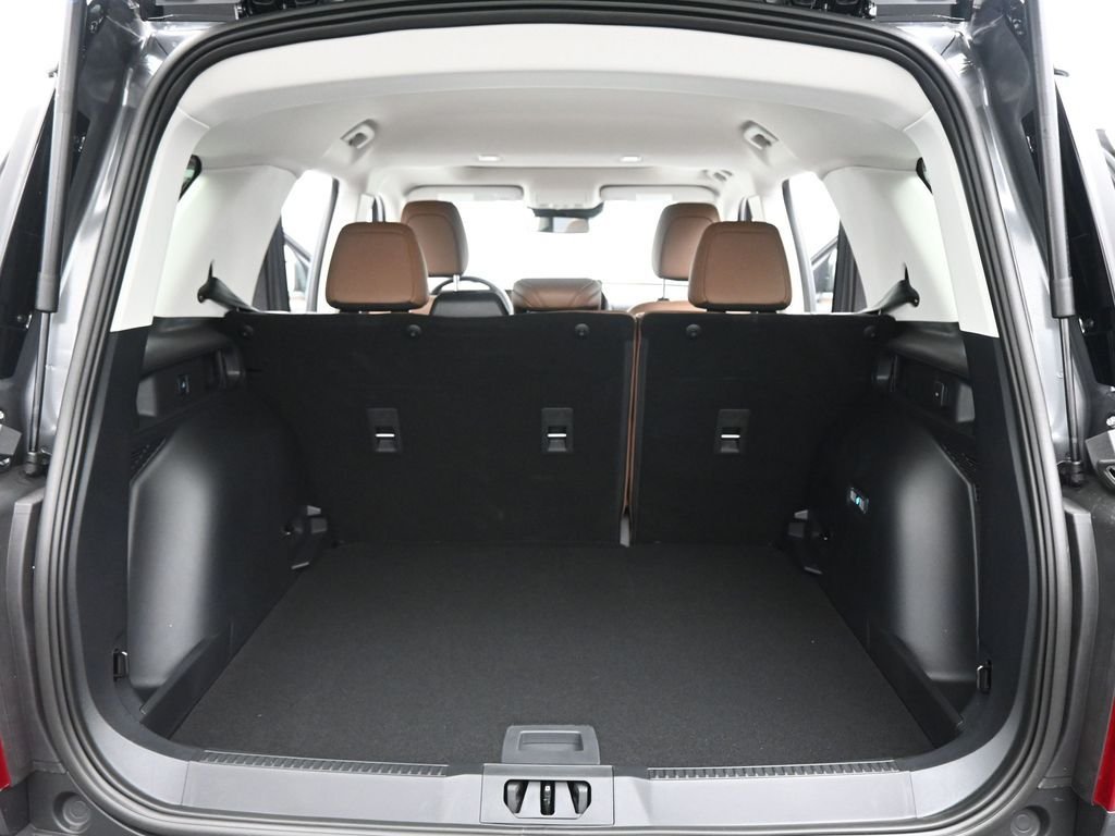 New 2025 Carbonized Gray Metallic Ford Outer Banks image 27