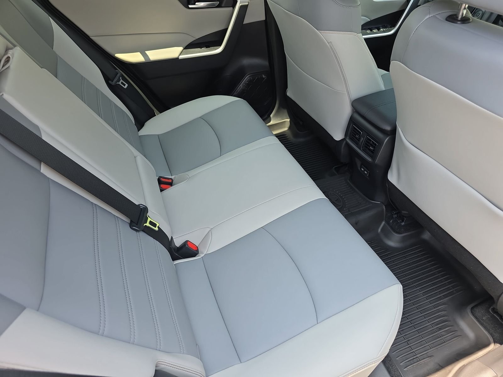 Used 2023  Toyota XLE Premium image 11