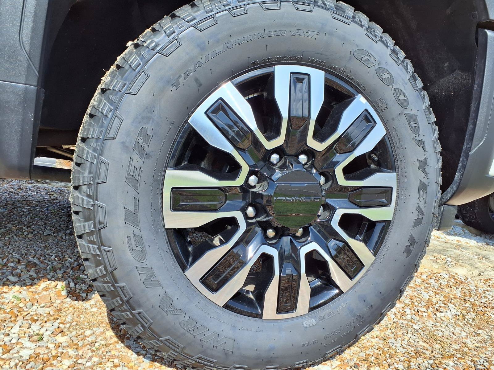 Used 2024 White Frost Tricoat GMC Denali Ultimate image 40