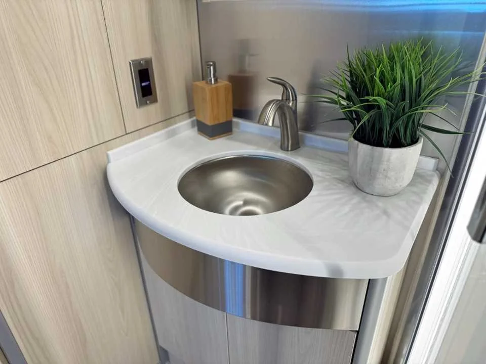 New 2025 Hightech Silver Premium Metallic AIRSTREAM  image 21
