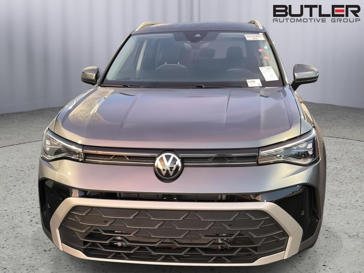 Used 2025 Platinum Gray Metallic Volkswagen SE image 3