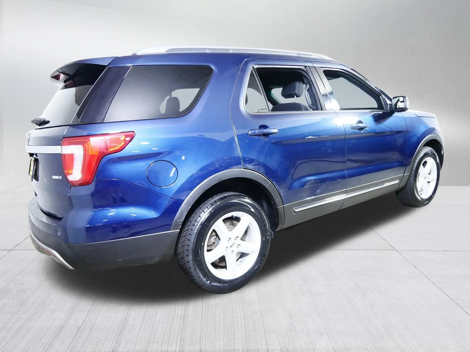 Used 2017 Blue Jeans Metallic Ford XLT image 7