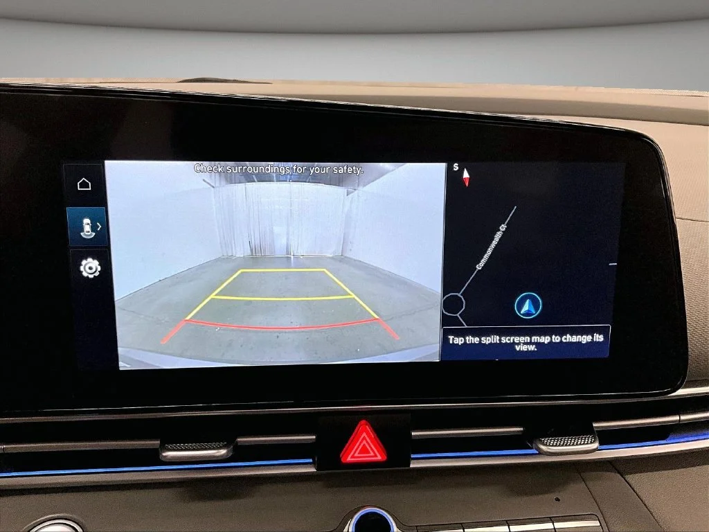 Used 2025 Silver Hyundai SEL Convenience image 14