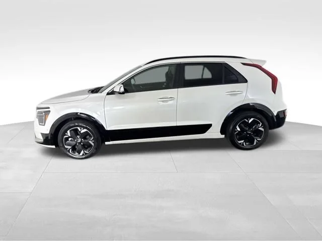 Used 2023 White Kia Wave image 10
