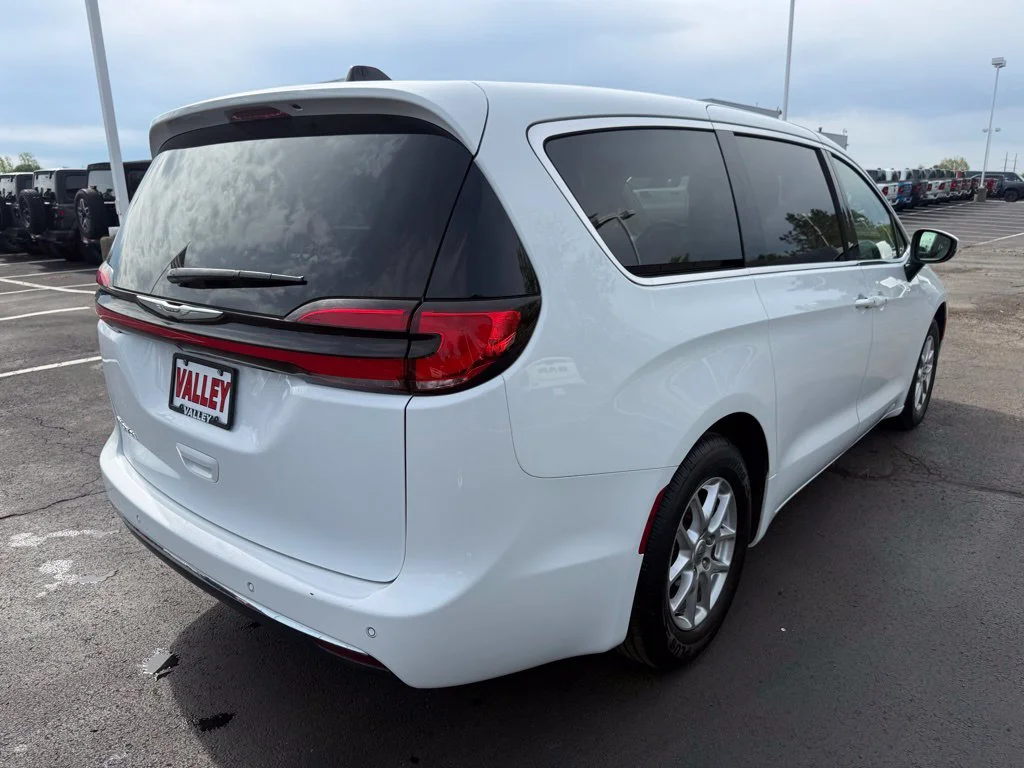 Used 2023 White Chrysler Touring L image 10